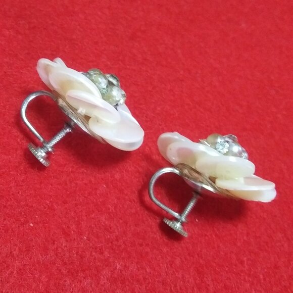 VTG Mother of Pearl CLUSTER Screw Back EARRINGS Flower Shaped  Japan  FLAWS - Picture 7 of 16
